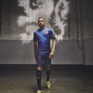 足彩网直播团队_新技术闪耀绿茵场，国足门槛能否跨越？